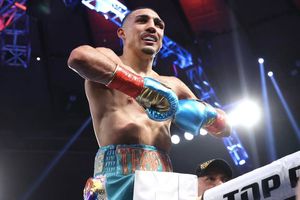 Teófimo López se recuperó tras caída y vence al español Sandor Martín