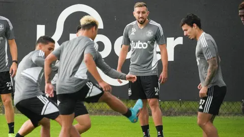 Héctor Herrera: Captan al mexicano tomando alcohol junto a Eduin Caz, de Grupo Firme