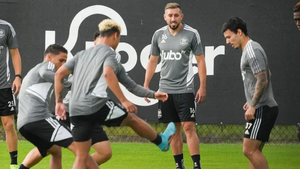 Héctor Herrera: Captan al mexicano tomando alcohol junto a Eduin Caz, de Grupo Firme