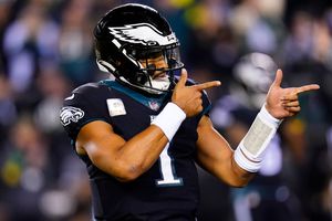 NFL: Con Hurts imparable, Eagles superó a Packers que perdió a Rodgers por una lesión