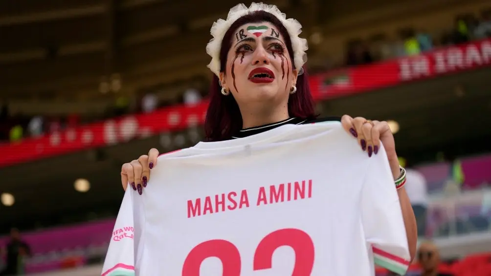 Aficionada manifestante sobre Mahsa Amini | AP