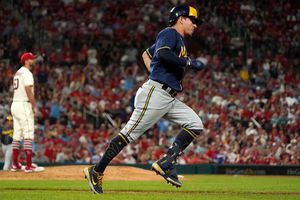 Luis Urías: Jonrón 13 en la temporada para el mexicano en triunfo de Brewers ante Cardinals