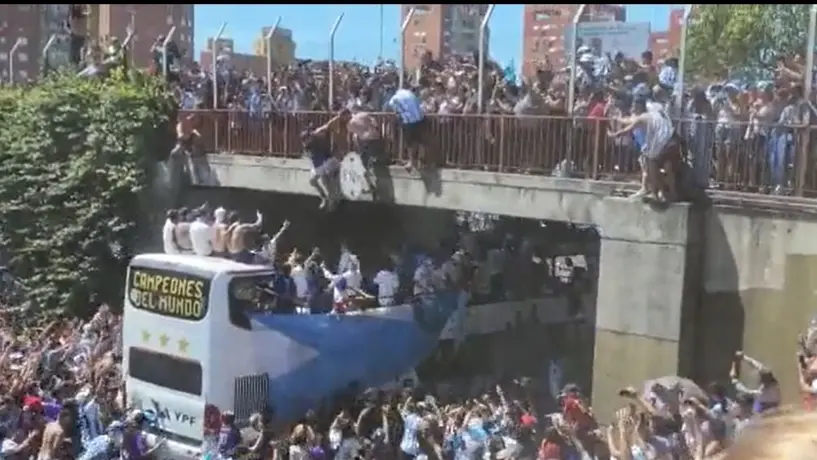 Argentina: Dos aficionados se avientan del puente al camión del festejo de jugadores