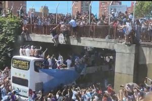 Argentina: Dos aficionados se avientan del puente al camión del festejo de jugadores