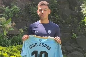 José Navarro: Intercambió su playera con Iago Aspas a la distancia