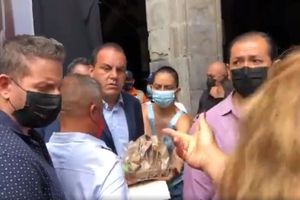 Señora le reclama a Cuauhtémoc Blanco por 'abandonar' a unos niños en un evento