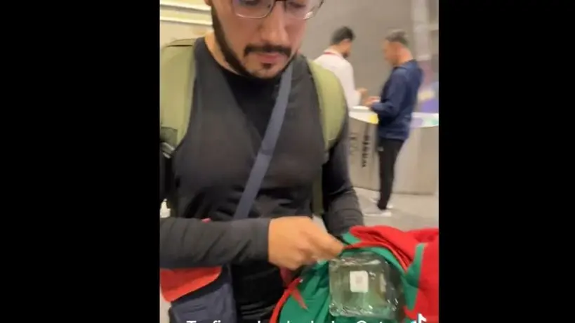 Qatar 2022: Captaron a fanático mexicano llevando una presunta botella de alcohol