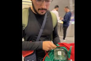 Qatar 2022: Captaron a fanático mexicano llevando una presunta botella de alcohol