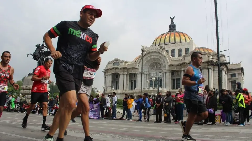 Maraton CDMX: INDEPORTE levantó denuncia vs hombre que echó ron en vasos