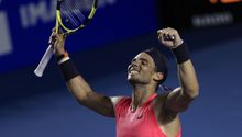 Rafael Nadal regaló una pelota de entrenamiento a niño que veía su práctica
