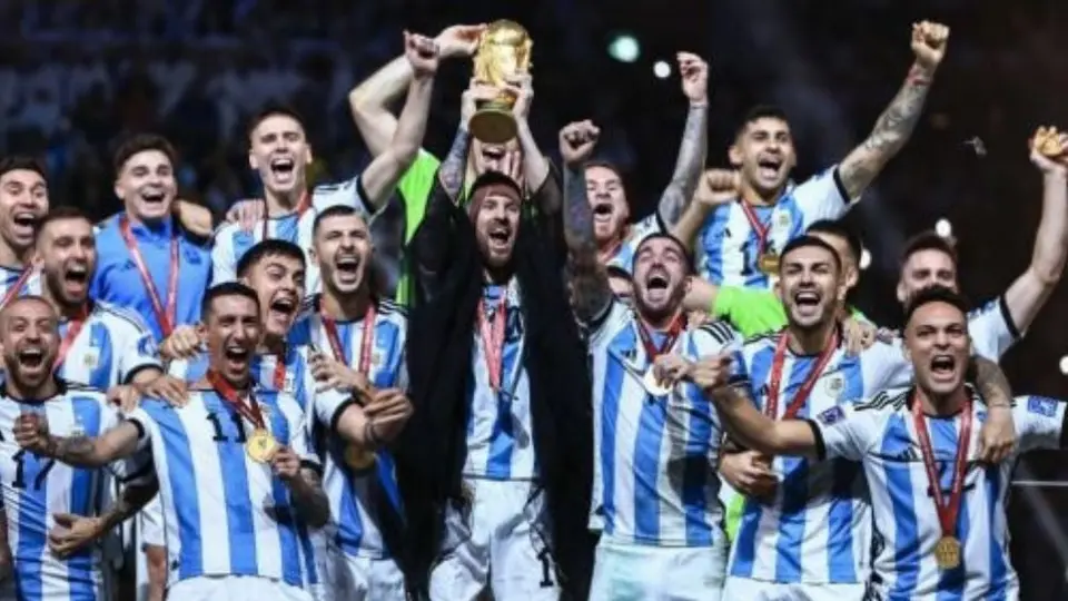 Lionel Messi: Levantan playera del 10 en los aires de Rosario