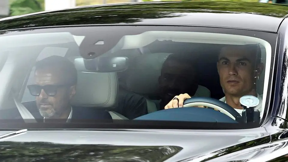 Cristiano Ronaldo y Jorge Mendes llegaron a Ciudad Deportiva del United para definir su futuro
