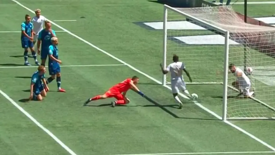 Video: Jugador evitó gol de su compañero durante un partido de la liga canadiense