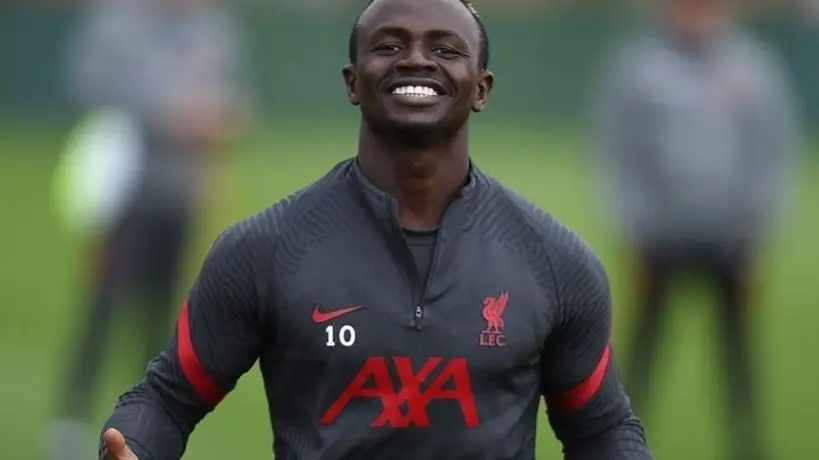 Sadio Mané no olvida a los suyos; se emocionó al firmar una bandera del Liverpool