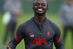 Sadio Mané no olvida a los suyos; se emocionó al firmar una bandera del Liverpool