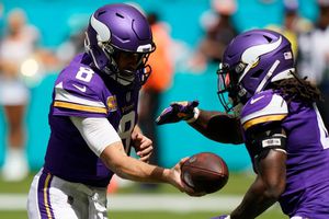 NFL: Minnesota venció a Miami con TD de Cook en el último cuarto