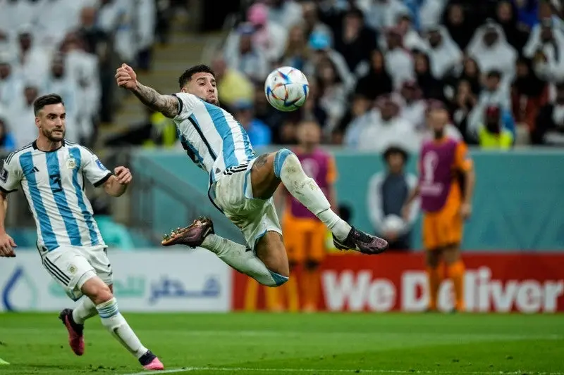 Nicolás Otamendi intenta anotar frente a Tagliafico
