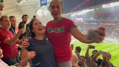 Croacia vs Marruecos: Aficionado le propuso matrimonio a su pareja en pleno partido