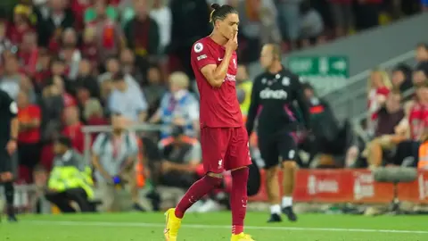 Liverpool: Darwin Núñez, expulsado tras darle un cabezazo a un rival