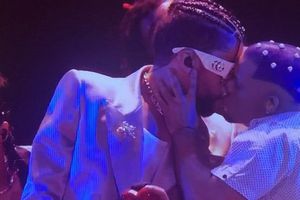 Bad Bunny: Besó a un bailarín en los MTV Video Music Awards 2022