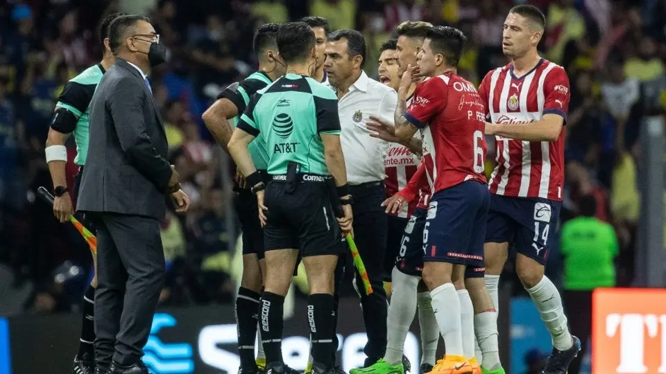 Chivas: Ricardo Cadena terminó molesto con el trabajo arbitral del Clásico Nacional