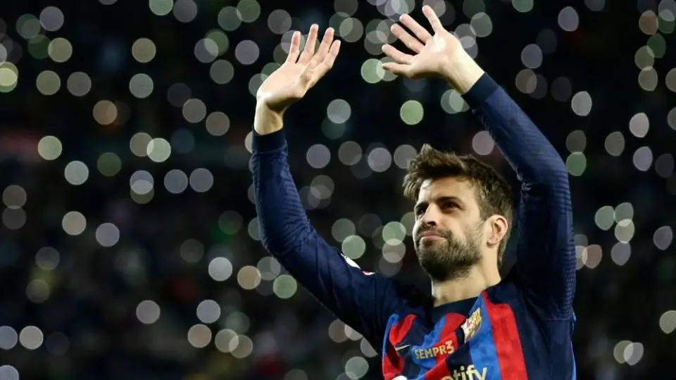 Barcelona: Gerard Piqué reclamó expulsión de Lewandowski y el árbitro le enseña la tarjeta roja