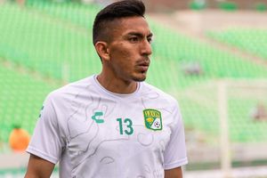 Hija de Ángel Mena protagonizó tierno video al encontrar la estampa de su papá en el álbum de Qatar 2022