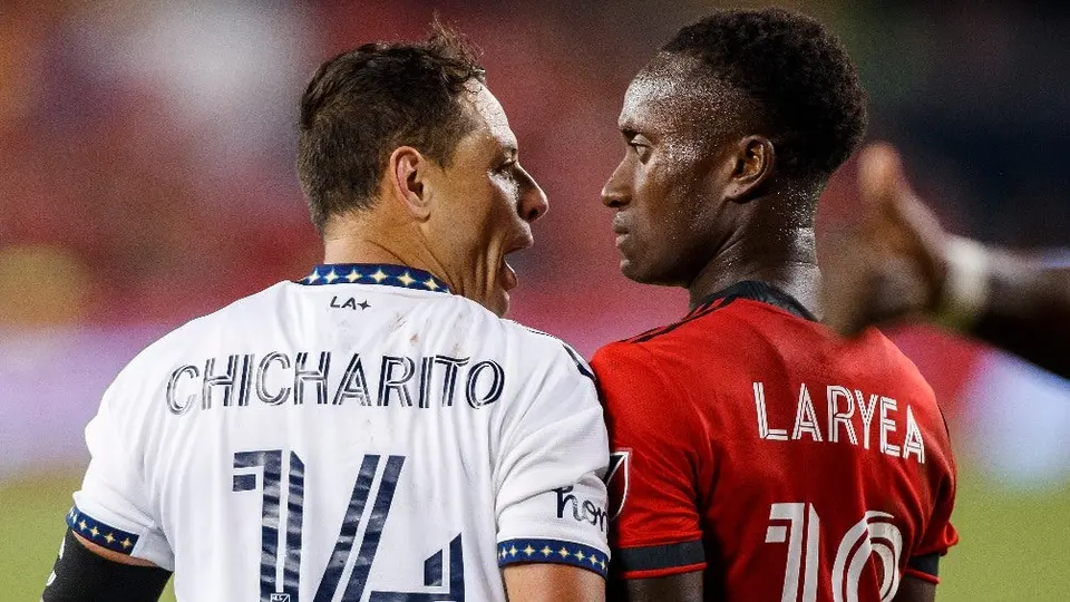 Chicharito Hernández: Exageró un 'golpe' digno para actor de telenovelas