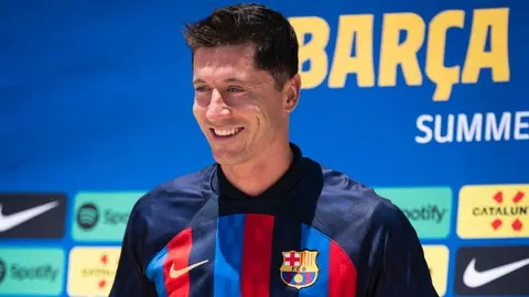 Barcelona: Robert Lewandowski lució costoso reloj durante su presentación en Miami