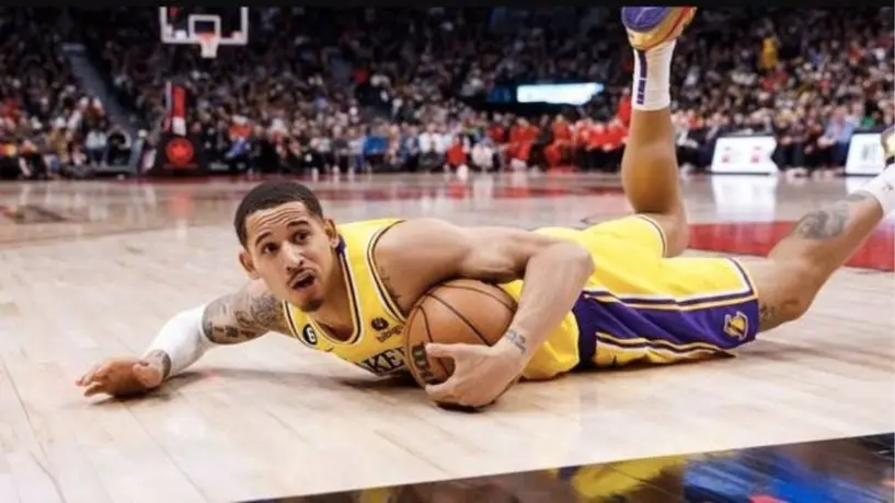 NBA: Juan Toscano se unió a las bajas de Los Lakers; se lesionó el tobillo
