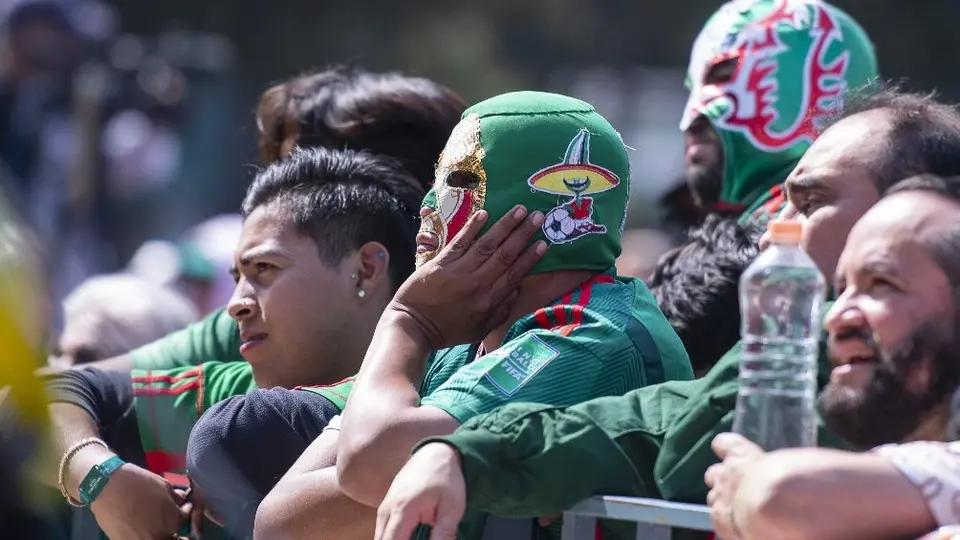 Aficionados de la Selección Nacional hacen show de Lucha Libre en Metro de Qatar