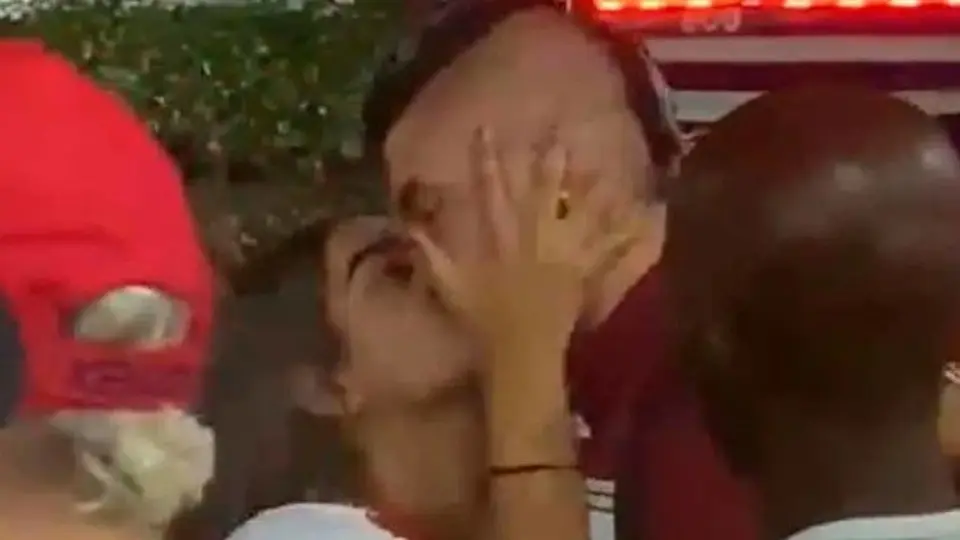Video: Fanática robó beso a exjugador de Mazatlán FC y la tachan de 'acosadora'