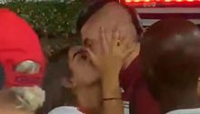 Video: Fanática robó beso a exjugador de Mazatlán FC y la tachan de 'acosadora'