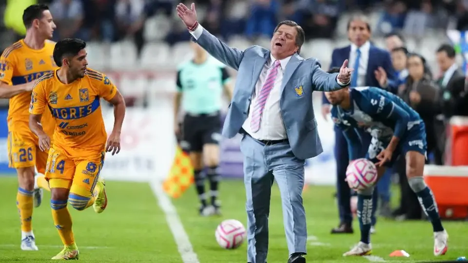Piojo Herrera llama viejo al plantel de Tigres y la prensa regia explota