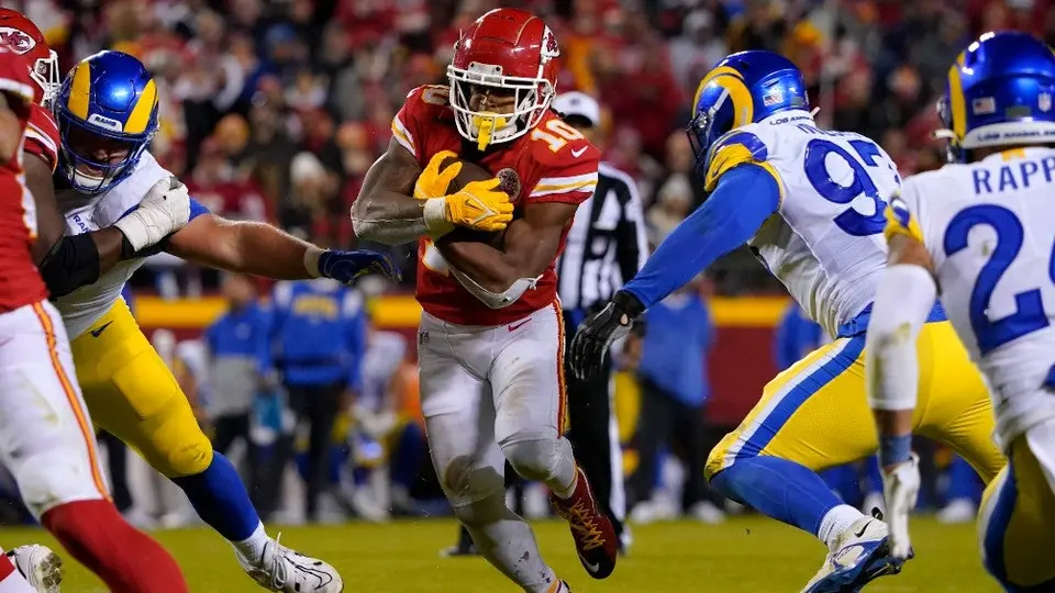 NFL: Chiefs pelean para superar a unos golpeados Rams
