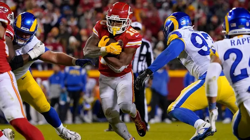 NFL: Chiefs pelean para superar a unos golpeados Rams