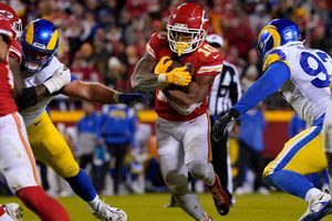 NFL: Chiefs pelean para superar a unos golpeados Rams