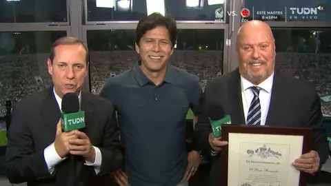Perro Bermúdez recibió reconocimiento del Concejal de LA tras el partido México vs Perú