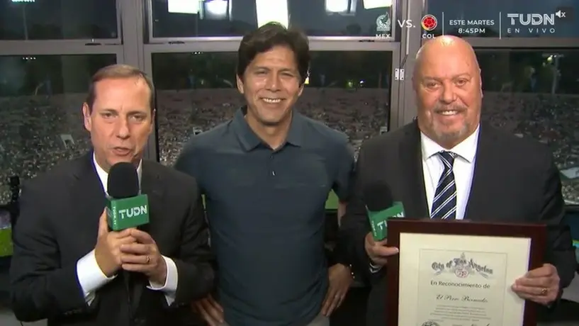 Perro Bermúdez recibió reconocimiento del Concejal de LA tras el partido México vs Perú