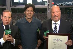 Perro Bermúdez recibió reconocimiento del Concejal de LA tras el partido México vs Perú