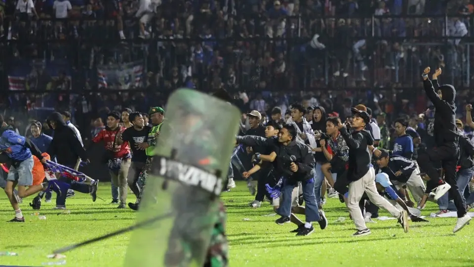 Indonesia: Ascienden a 174 personas muertas tras pelea campal en estadio de futbol