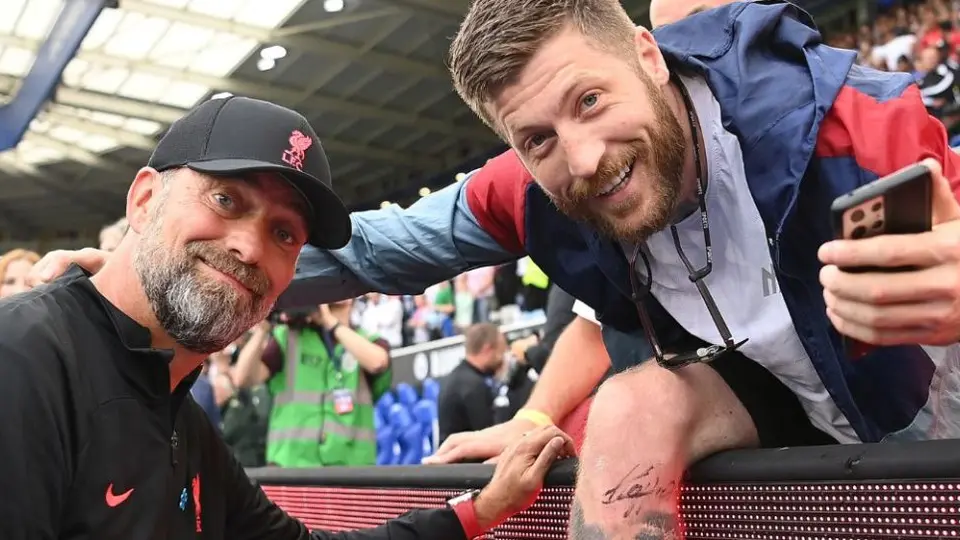 Liverpool: Jürgen Klopp le firmó la pierna a un aficionado tras ganar la Community Shield