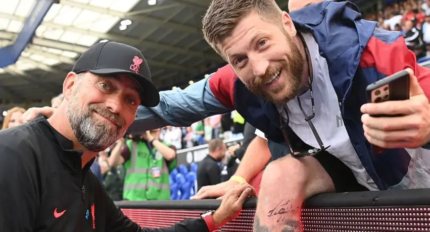 Liverpool: Jürgen Klopp le firmó la pierna a un aficionado tras ganar la Community Shield