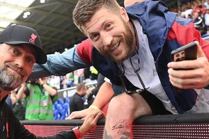Liverpool: Jürgen Klopp le firmó la pierna a un aficionado tras ganar la Community Shield