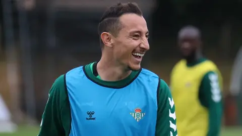 Video: Andrés Guardado ‘jaló’ de los cabellos a futbolista del Marsella en amistoso del Betis