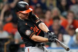 Ramón Urías: Cuadrangular 14 del mexicano para el triunfo de Orioles ante Astros