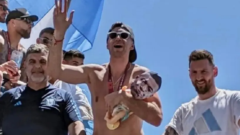 Argentina: 'Dibu' Martínez luce muñeco de bebé con cara de Kylian Mbappé
