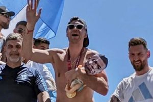 Argentina: 'Dibu' Martínez luce muñeco de bebé con cara de Kylian Mbappé