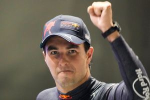 Checo Pérez: Tuvo emotivo recibimiento tras el Gran Premio de Japón