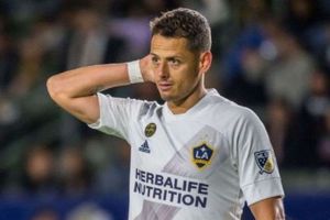 Video: Chicharito Hernández es captado tirando bandera de México al piso